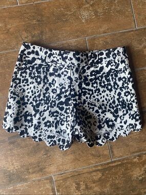 Women's Black/ White Animal Print Scallop Hem Shorts. Size 0. NWT-J Crew Fact.
